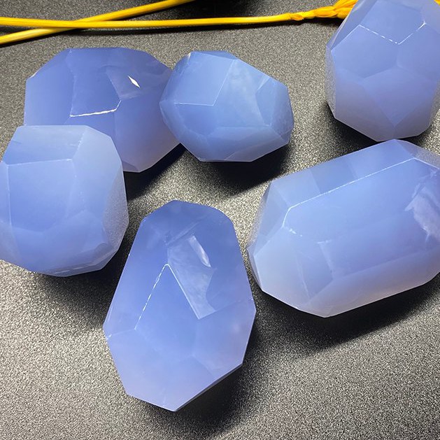 Une nouvelle collection de calcédoine bleue est lancée – et elle est sculptée par un maître sculpteur de première classe du Fujian